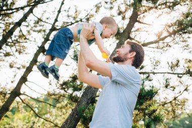Having oyunculuk ile küçük oğlu açık havada baba. Çocuk parkı ile oynarken bir sakallı