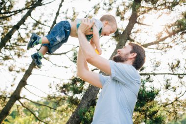 Having oyunculuk ile küçük oğlu açık havada baba. Çocuk parkı ile oynarken bir sakallı