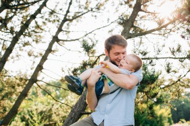 Having oyunculuk ile küçük oğlu açık havada baba. Çocuk parkı ile oynarken bir sakallı