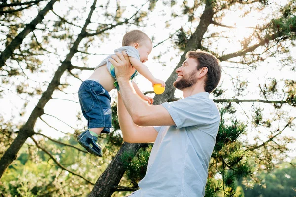 Vater Hat Spaß Mit Seinem Kleinen Sohn Freien Mann Mit — Stockfoto