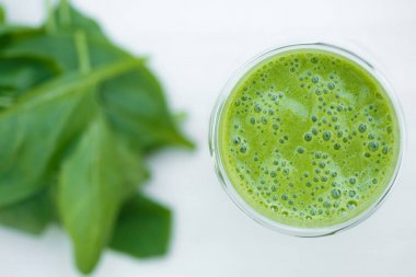 Yeşil taze sağlıklı ıspanak ve muz güler yüzlü. Detoks içecek