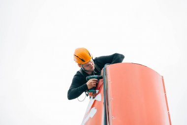 Endüstriyel tırmanıcı bir poster bir panoda asılı