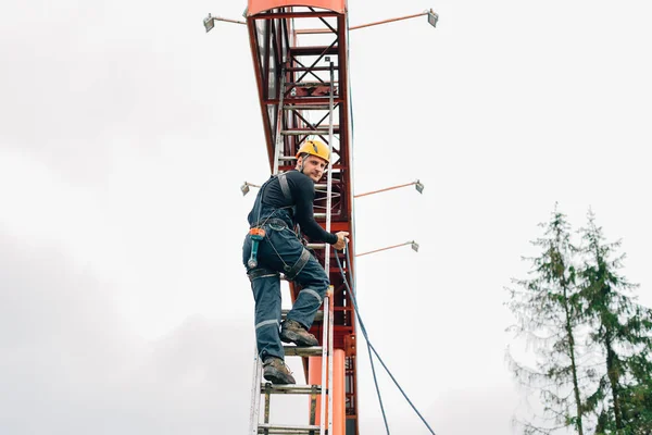 Alpinista Industrial Subir Escadas Para Outdoor — Fotografia de Stock