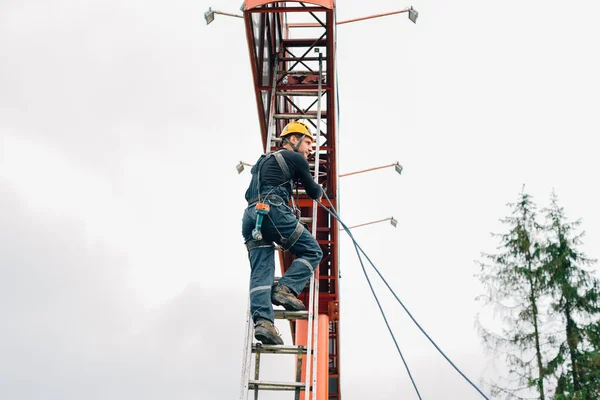 Alpinista Industrial Subir Escadas Para Outdoor — Fotografia de Stock