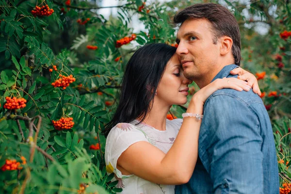 Jovem Casal Feliz Apaixonado Parque Encontros Livre Bagas Rowan — Fotografia de Stock