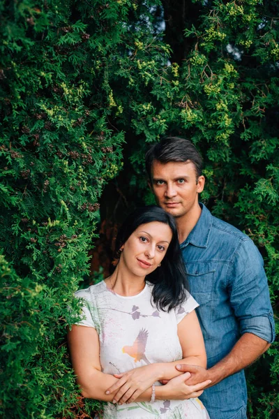 Joven Pareja Feliz Amor Citas Parque Hombre Mujer Sonrientes Abrazándose —  Fotos de Stock