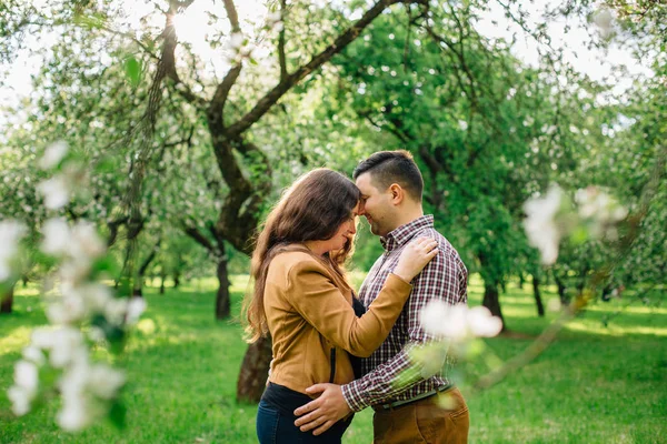 Joven Pareja Feliz Con Estilo Amor Abrazo Jardín Floreciente Niño — Foto de Stock