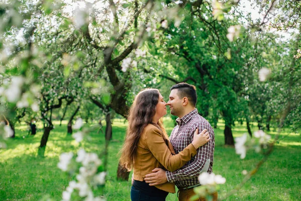 Jovem Casal Feliz Elegante Amor Abraçando Jardim Florescente Menino Menina — Fotografia de Stock