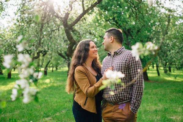 Joven Pareja Feliz Con Estilo Amor Abrazo Jardín Floreciente Niño —  Fotos de Stock