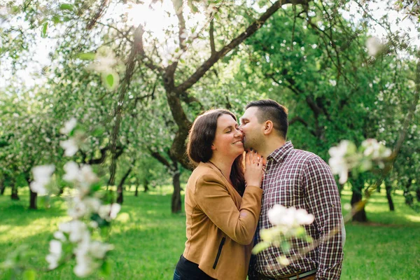 Jonge Stijlvolle Gelukkige Paar Verliefd Knuffelen Bloeiende Tuin Jongen Meisje — Stockfoto