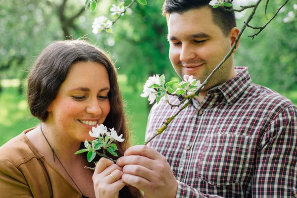 Joven Pareja Feliz Con Estilo Amor Oliendo Flores Manzano Jardín —  Fotos de Stock