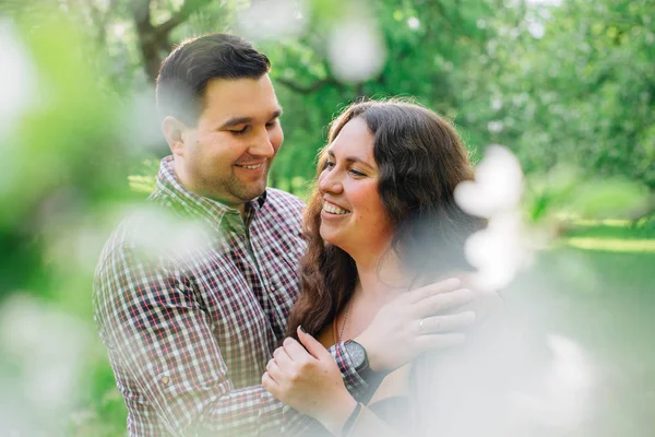 Joven Pareja Feliz Con Estilo Amor Abrazo Jardín Floreciente Hombre — Foto de Stock