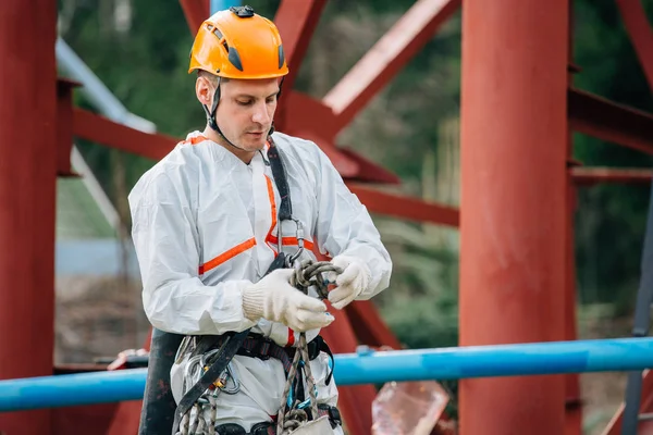 Scalatore Industriale Uniforme Casco Che Prepara Corda Attrezzatura Lavoro Operaio — Foto Stock