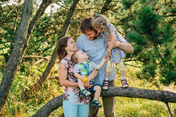 Joven Familia Feliz Cuatro Divirtiéndose Parque Sonrientes Padres Hijos Aire — Foto de Stock