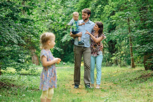 Junge Glückliche Familie Geht Park Spazieren — Stockfoto