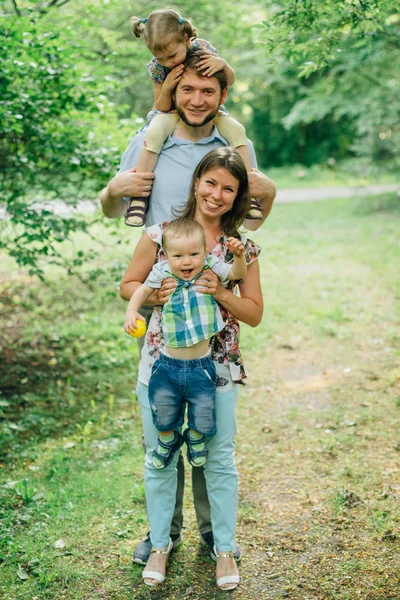 Mladá Rodina Čtyř Baví Parku Usmívající Rodiče Děti Venku — Stock fotografie