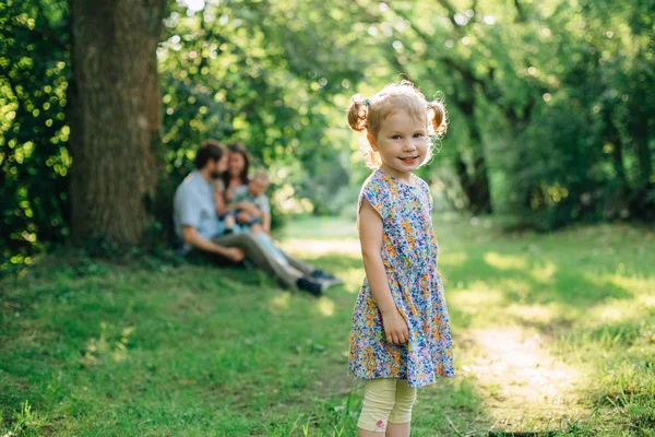 Portrait Mignonne Petite Fille Souriante Regardant Caméra Extérieur — Photo