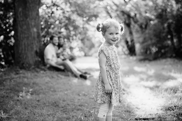 Portrét Roztomilé Děvčátko Usmívající Při Pohledu Fotoaparát Venku — Stock fotografie