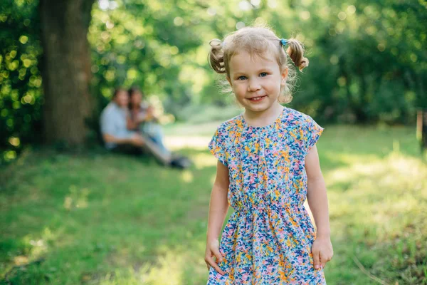 Portrait Mignonne Petite Fille Souriante Regardant Caméra Extérieur — Photo