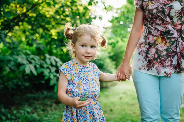 Niña Linda Sosteniendo Mano Madre Mirando Cámara Madre Hija Mano — Foto de Stock