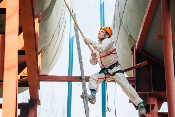 Βιομηχανική Ορειβάτης Στο Κράνος Και Ομοιόμορφη Βούρτσισμα Πύργος Νερού Προετοιμασία — Φωτογραφία Αρχείου