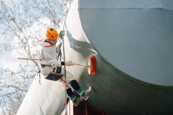 Alpinista Industrial Capacete Uniforme Escovação Torre Água Pintor Profissional Preparando — Fotografia de Stock