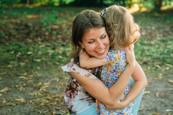 Mãe Abraçando Sua Filhinha Fofa Parentalidade Feliz — Fotografia de Stock