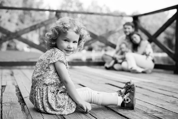 Feliz Familia Sonriente Sentada Jetty Madera Divirtiéndose Jugando Padres Con —  Fotos de Stock