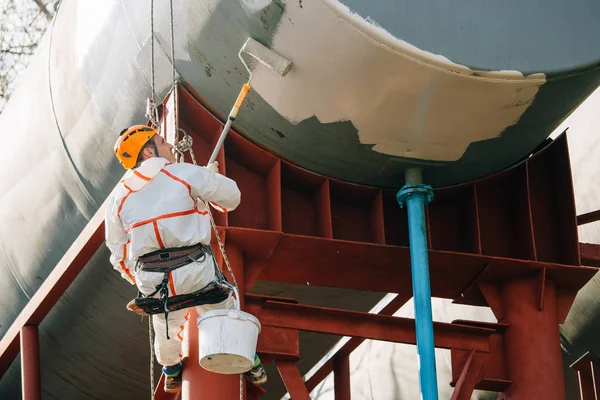 Scalatore Industriale Casco Uniforme Verniciatura Torre Dell Acqua Pittore Professionista — Foto Stock