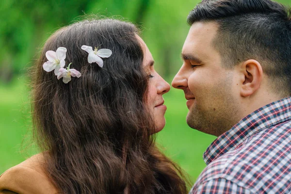 Joven Pareja Con Estilo Amor Abrazos Parque Citas Románticas Chica — Foto de Stock