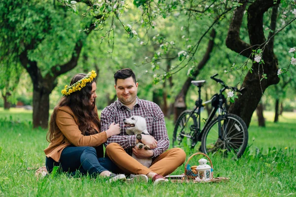 Jovem Casal Feliz Elegante Amor Com Cachorrinho Bonito Fazendo Piquenique — Fotografia de Stock