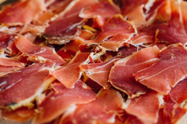 bir sürü hamon serrano dilimleri. geleneksel İspanyol aperatif jamon