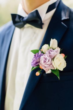 Yakın çekim damat gömlek mavi ceket-kravat ve yaka çiçeği