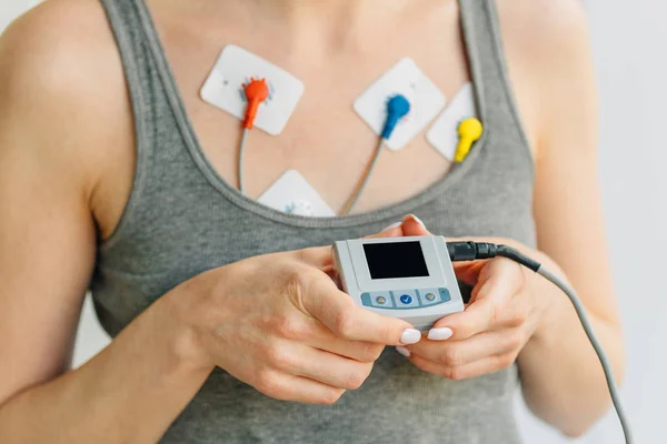 Mulher Usando Holter Monitor Para Monitoramento Diário Eletrocardiograma Tratamento Doenças — Fotografia de Stock