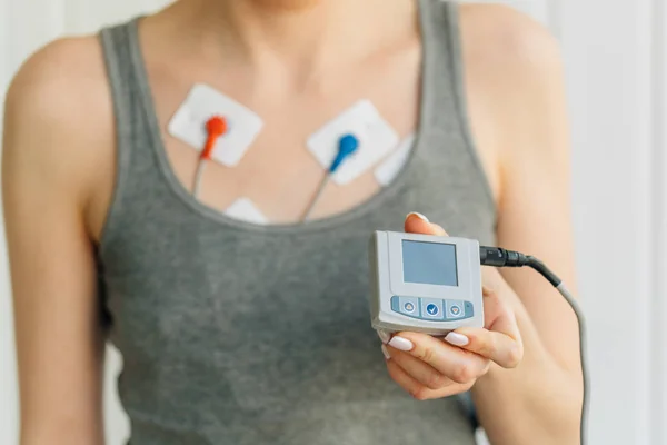 Mulher Usando Holter Monitor Para Monitoramento Diário Eletrocardiograma Tratamento Doenças — Fotografia de Stock