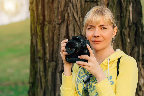 Mädchen Mit Professioneller Kamera Der Hand Nahaufnahme Einer Fotografin Park — Stockfoto