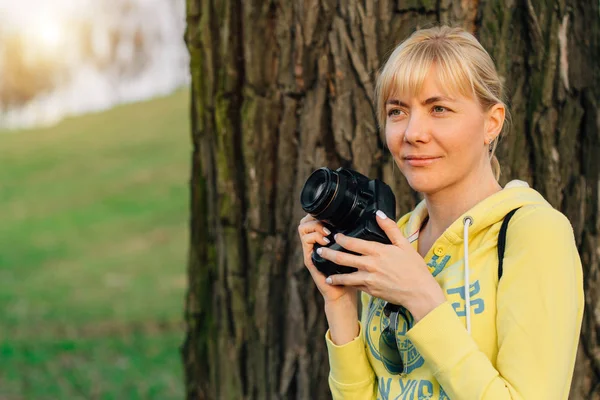 Mädchen Mit Professioneller Kamera Der Hand Nahaufnahme Einer Fotografin Park — Stockfoto