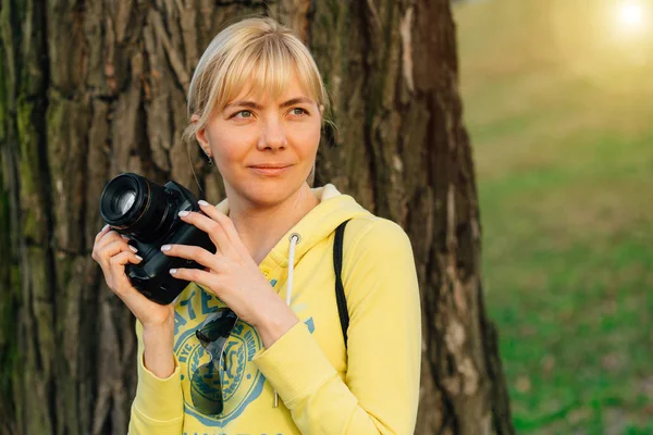 Mädchen Mit Professioneller Kamera Der Hand Nahaufnahme Einer Fotografin Park — Stockfoto