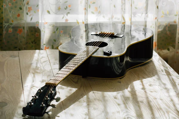 Guitare Acoustique Noire Réfléchissant Lumière Soleil — Photo