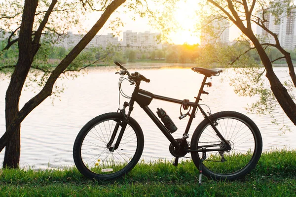 Bicicleta Montaña Pie Cerca Del Lago Atardecer — Foto de Stock