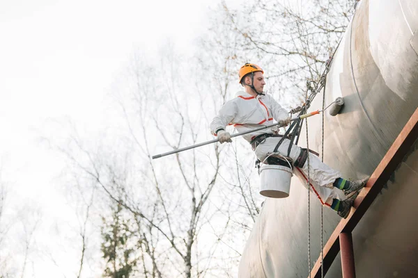 Průmyslový Horolezec Helmě Jednotný Obraz Vodárenská Věž Profesionální Malíř Pracuje — Stock fotografie