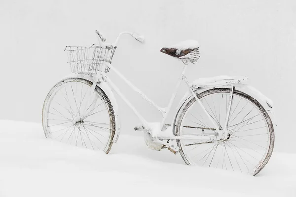 Bicicletta Retrò Bianca Nevosa Bellissimo Inverno — Foto Stock