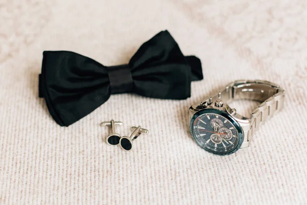 スタイリッシュな黒の蝶ネクタイカフリンクスと時計 新郎は結婚式の前に朝に準備を取得します 紳士セット — ストック写真