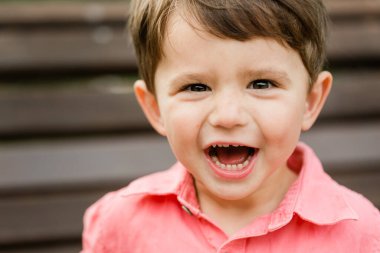 Küçük neşeli çocuğun yakın plan portresi. Mutlu gülen çocuk