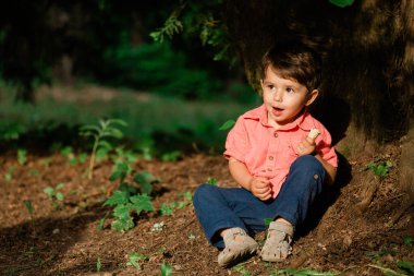 Küçük şirin çocuk yaz parkında eğleniyor. Mutlu çocuk dışarıda