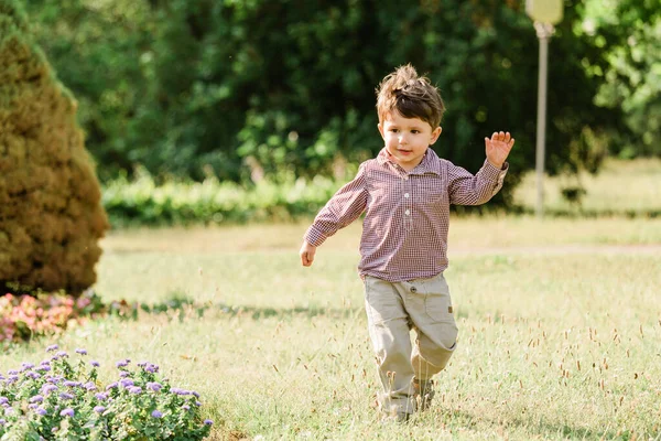 Menino Bonito Divertindo Parque Verão Criança Feliz Livre — Fotografia de Stock