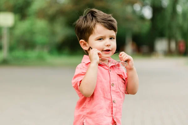 Menino Bonito Divertindo Parque Verão Criança Feliz Livre — Fotografia de Stock