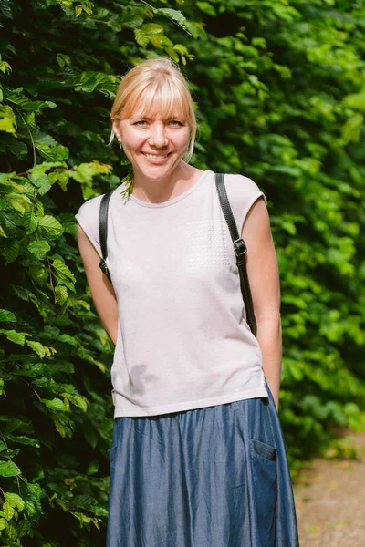 Ziemlich Fröhliches Blondes Mädchen Das Draußen Posiert Nette Lächelnde Frau — Stockfoto