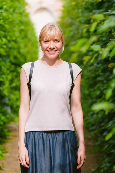 Ziemlich Fröhliches Blondes Mädchen Das Draußen Posiert Nette Lächelnde Frau — Stockfoto