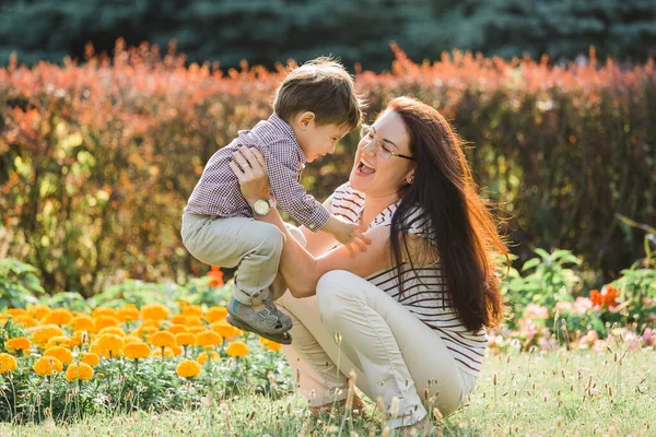 Mutter Amüsiert Sich Mit Süßem Sohn Sommerpark Glückliche Frau Mit — Stockfoto